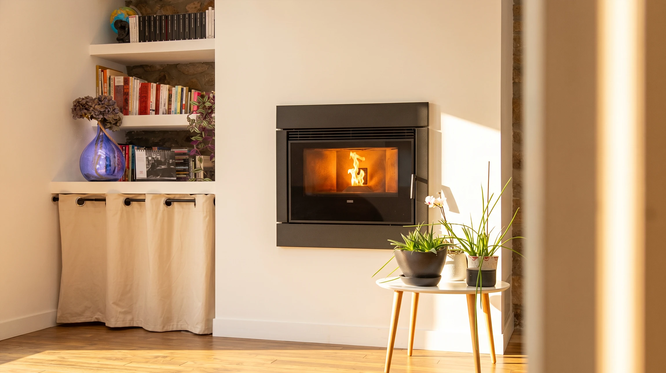 Intérieur moderne avec cheminée à foyer fermé en fonctionnement, flammes visibles à travers la vitre