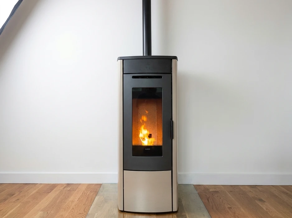 Intérieur moderne avec un poêle à bois design de marque Invicta, modèle cylindrique autonome