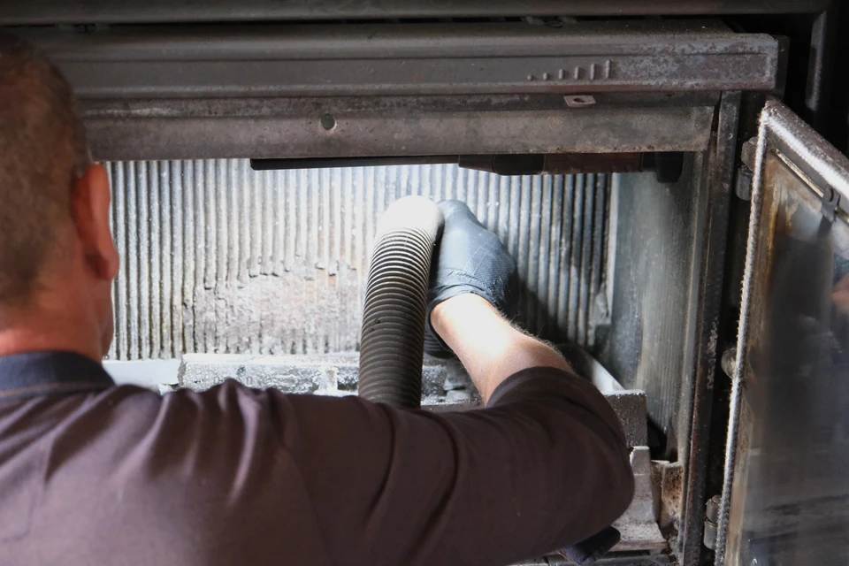 Intérieur d'atelier, technicien manipulant une sonde d'inspection reliée à un équipement de contrôle