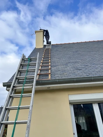 Intérieur résidentiel avec cheminée à foyer ouvert en fonctionnement, flammes visibles