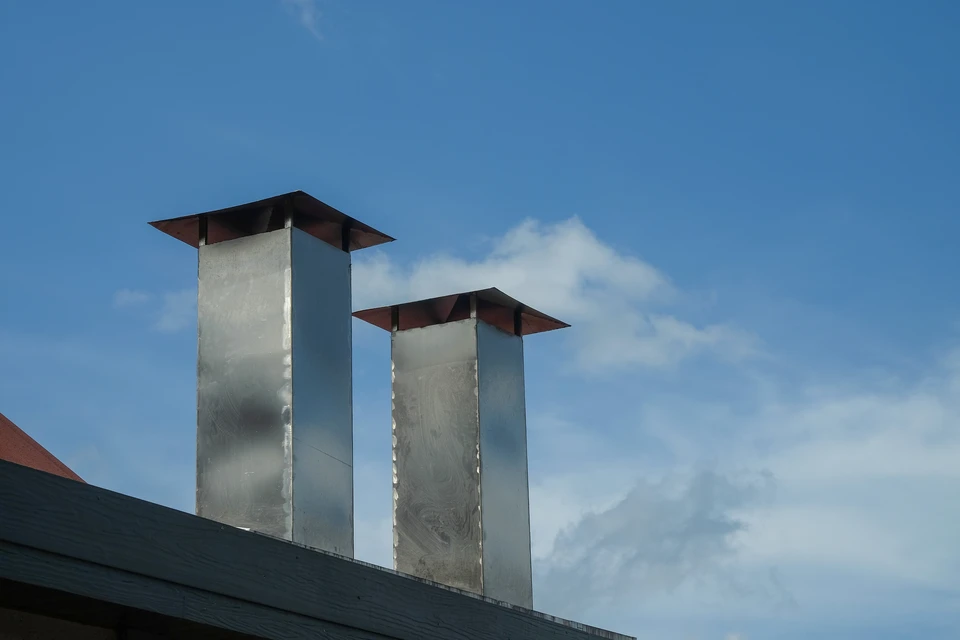 l'installateur enveloppe le conduit d'air avec de la laine et du papier minéral